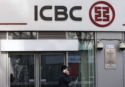 Un viandante pasa delante de una sucursal del ICBC en Pekín (China)