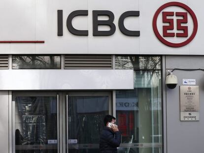 Un viandante pasa delante de una sucursal del ICBC en Pekín (China)