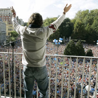 Fernando Alonso saluda desde un balcón a la multitud que se ha congregado en el centro de Oviedo para celebrar el título de campeón del mundo de Fórmula 1.