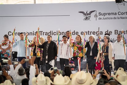 Nuevos ministros Hugo Aguilar Ortíz, Lenia Batres Guadarrama, Sara Irene Herrerías Guerra, Yasmín Esquivel Mossa , Loretta Ortiz Ahlf,María Estela Ríos González, Giovanni Azael Figueroa Mejía, Arístides Rodrigo Guerrero e Irving Espinosa Betanzo, con sus bastones de mando.