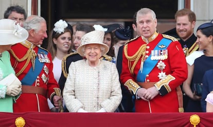 Isabel II, con su hijo Andrés a la derecha, rodeados de la Familia Real.