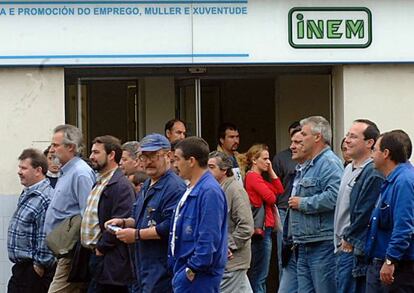 Manifestantes a las puertas del INEM en Ferrol. / GABRIEL TIZ&Oacute;N