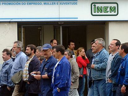 Manifestantes a las puertas del INEM en Ferrol. / GABRIEL TIZ&Oacute;N