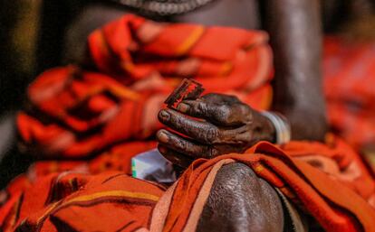 En la comunidad samburu, en Kenia, es tradición circuncidar a las niñas a una temprana edad para que se casen. Constituye una transición hacia la edad adulta.