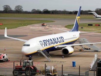 Un avión de Ryanair en el aeropuerto británico de Luton.