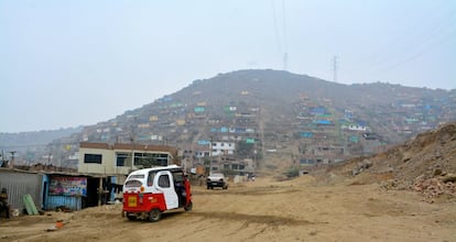 Cajamarquilla es una zona terriblemente humilde de migrantes que fue creciendo igual que lo ha hecho buena parte de Lima: se fueron asentando en tierras comunales o municipales, en cerros que parecían inaccesibles, hasta hacerlas suyas de hecho, muy a menudo, sin título de propiedad.
