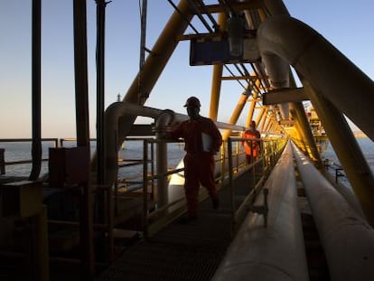 Trabajadores de Pemex en una plataforma frente al Estado de Campeche (M&eacute;xico).