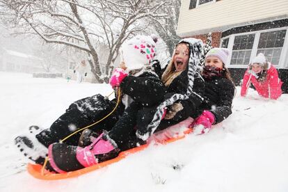 Unos ni?os juegan en la nieve en Hockessin, Delaware.