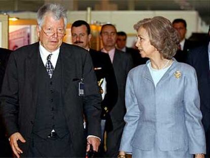La reina Sofía charla con el presidente de ICOMOS, Michael Petzet, ayer, en la apertura de la asamblea general.