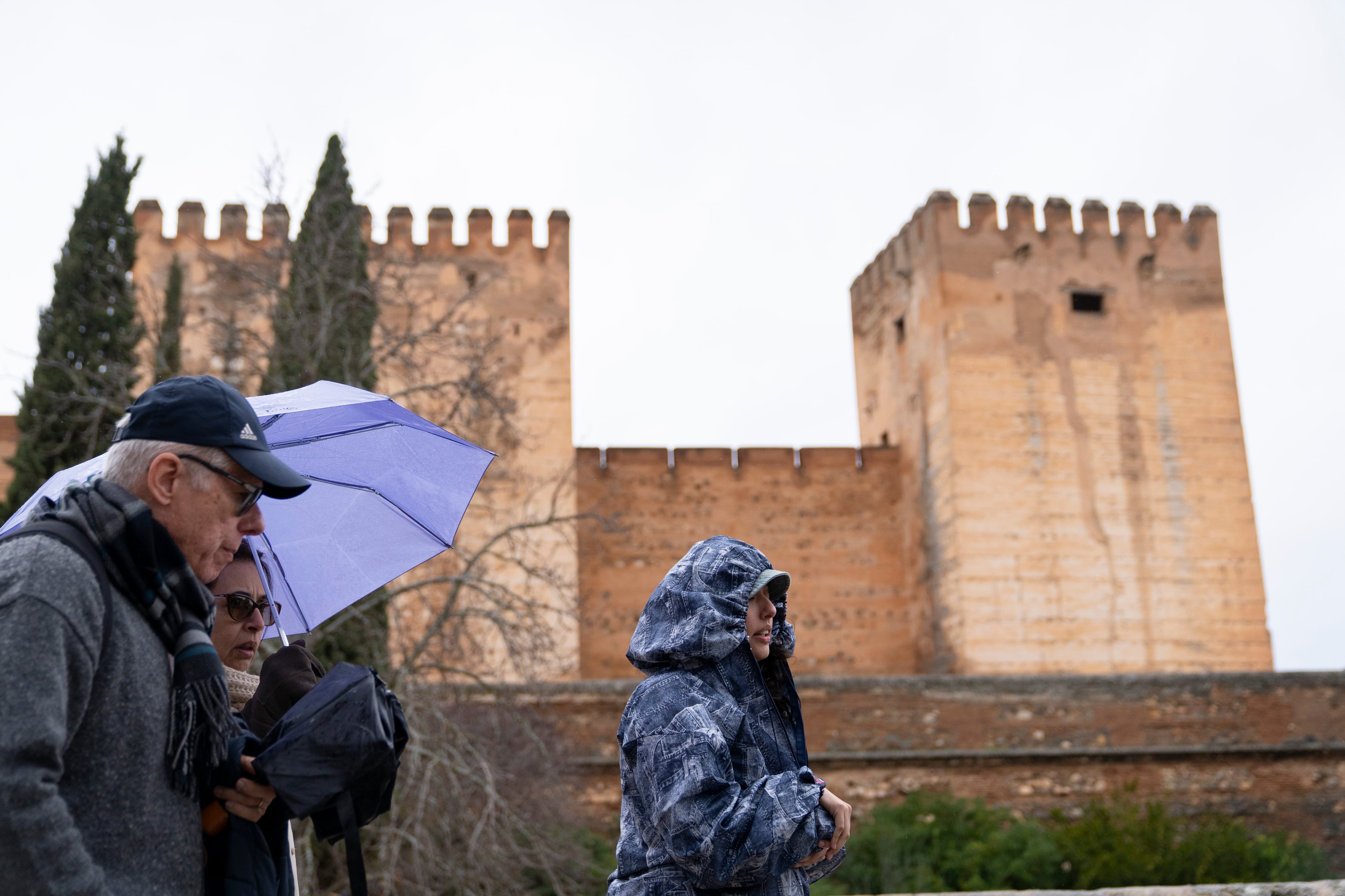 Marta floods Iberia, kills firefighter