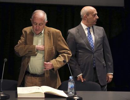 El escritor y premio Cervantes Juan Goytisolo (izquierda), junto al ministro de Educación, Cultura y Deporte, José Ignacio Wert.