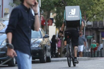 Un repartidor de la empresa Deliveroo en el centro de Madrid.