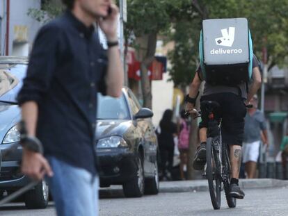 Un repartidor de la empresa Deliveroo en el centro de Madrid.