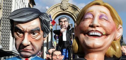 Figuras de Marine Le Pen, Fran&ccedil;ois Fillon (izquierda) y otros candidatos a la presidencia de Francia, en el carnaval de Niza, el domingo.