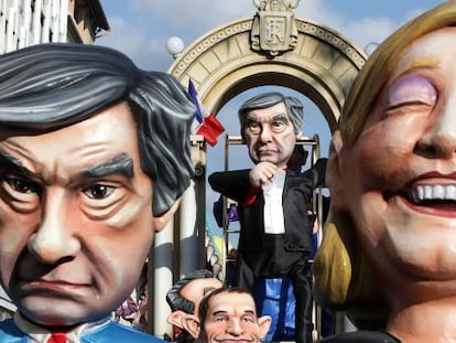 Figuras de Marine Le Pen, Fran&ccedil;ois Fillon (izquierda) y otros candidatos a la presidencia de Francia, en el carnaval de Niza, el domingo.