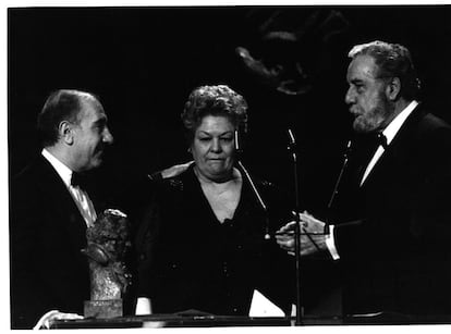 Los actores Alfredo Landa (izquierda) y Fernando Rey (derecha) entregan en 1992 el Goya Honorífico a título póstumo al productor Emiliano Piedra. Su viuda, la actriz Emma Penella, recoge el galardón en el momento más emocionante de la gala.