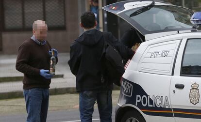 Agentes de policía tras registrar la vivienda de Avilés en la que se ha detenido a un hombre por matar supuestamente a su mujer.