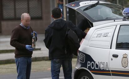 Agentes de polic&iacute;a tras registrar la vivienda de Avil&eacute;s en la que se ha detenido a un hombre por matar supuestamente a su mujer.