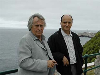 Alberto Vázquez Figueroa, a la izquierda, y Gustavo Martín Garzo, en Santander.