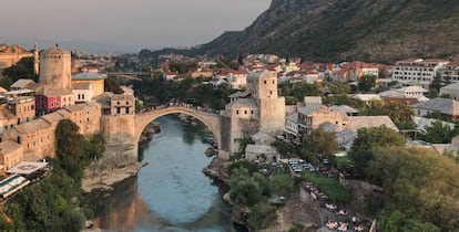 Vista general de Mostar, con el puente en el centro.