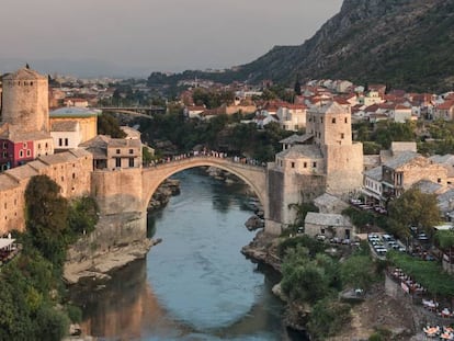 Vista general de Mostar, con el puente en el centro.