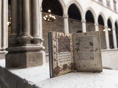 Un facsímil de la Hagadá de Sarajevo, en la Galería Gótica del Ayuntamiento de Barcelona.