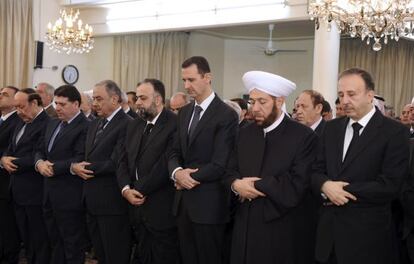 El presidente sirio, Bachar el Asad, reza en una mezquita en el primer día de las celebraciones del Sacrificio.