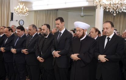 El presidente sirio, Bachar el Asad, reza en una mezquita en el primer d&iacute;a de las celebraciones del Sacrificio. 