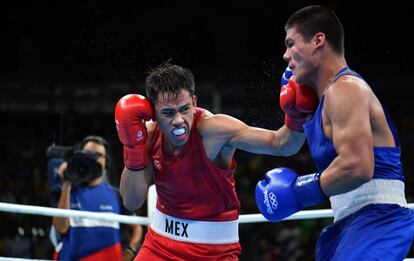 Misael Rodr&iacute;guez en combato con Bektemir Melikuziev.