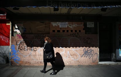 Cerca de 35.800 locales madrileños, según estimaciones de la Unión de Profesionales y Trabajadores Autónomos, se han visto afectados por el final de la prórroga de la Ley de Arrendamientos Urbanos de 1994. En la foto, establecimiento tapiado con ladrillos en la calle General Ricardos.