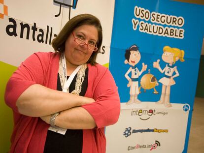Parry Aftab, ante uno de los carteles del congreso de ciudadanía digital, ayer en San Sebastián.