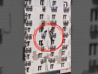 Vídeo | La desesperada salida de los supervivientes del incendio en un hospital de Pekín con decenas de muertos