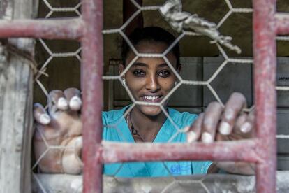 Setechigne Melese, de 35 años, posa en la ventana del taller. Lleva cinco años viviendo en el centro junto a sus dos hijos. Casada desde muy joven, perdió a su pareja por culpa del VIH. Hoy es una de las monitoras de modelado en la cooperativa. Las comunidades rurales soportan un peso mayor por el costo del VIH/SIDA ya que numerosos habitantes de las ciudades y trabajadores migrantes vuelven a sus aldeas de origen al enfermar. Al mismo tiempo, los gastos de las familias se incrementan para pagar las facturas médicas y los gastos de funerales, y a la vez que disminuye el número de integrantes productivos de las familias, crece el de sus personas dependientes.