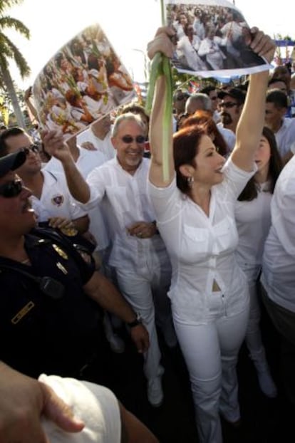 Gloria y Emilio Estefan, en cabeza de una manifestación en apoyo a las Damas de Blanco en la Pequeña Habana, en Miami, el 25 de marzo de 2010.