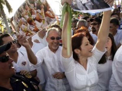 Gloria y Emilio Estefan, en cabeza de una manifestación en apoyo a las Damas de Blanco en la Pequeña Habana, en Miami, el 25 de marzo de 2010.