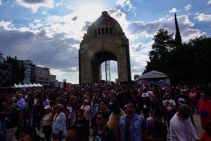 Personas se reúnen para un concierto en el Monumento a la Revolución, en septiembre de 2023.