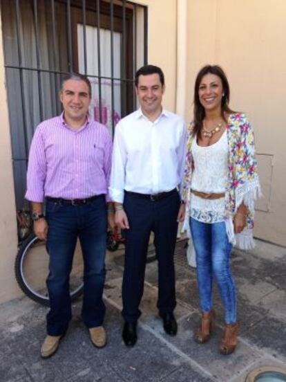 Elías Bendodo, Juan Manuel Moreno y María Paz Fernández, en Ronda.