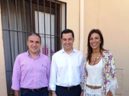 Elías Bendodo, Juan Manuel Moreno y María Paz Fernández, en Ronda.