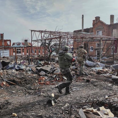 SUDZHA (Russian Federation), 13/03/2025.- A still image taken from a handout video provided by the Russian Defence Ministrys press-service shows Russian servicemen checking damaged buildings in Sudzha, Kursk region, Russia, 13 March 2025. The Russian Armed Forces have regained control of three settlements in the Kursk Region, the Russian Defense Ministry reported on 13 March.  (Rusia, Ucrania) EFE/EPA/RUSSIAN DEFENCE MINISTRY PRESS SERVICE/HANDOUT HANDOUT EDITORIAL USE ONLY/NO SALESHANDOUT EDITORIAL USE ONLY/NO SALES
