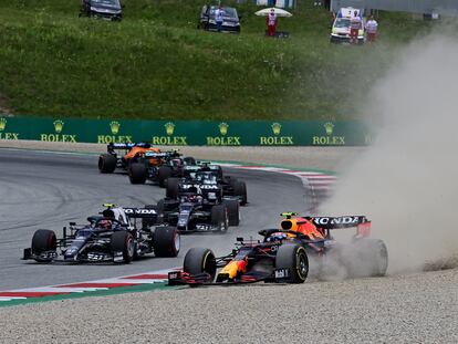 El momento en el que el Red Bull de Checo Pérez se salió de la pista en su batalla contra Lando Norris, este domingo en Austria.