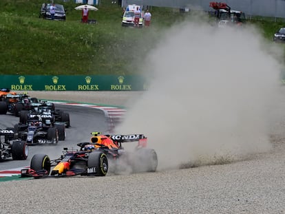 El momento en el que el Red Bull de Checo Pérez se salió de la pista en su batalla contra Lando Norris, este domingo en Austria.