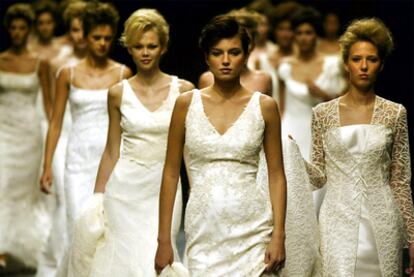 Desfile en la Pasarela Gaudí de la firma Pronovias, que ya tiene un 70% de su actividad en el exterior.