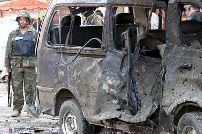 Un soldado iraquí hace guardia en la zona donde ha explotado un coche bomba en el barrio Al Gadida de Bagdad.