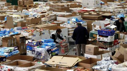 Voluntarios del Banco de Alimentos de Gipuzkoa clasifican productos en una de las naves que ocupan en la localidad guipuzcoana de Oiartzun, en 2014.