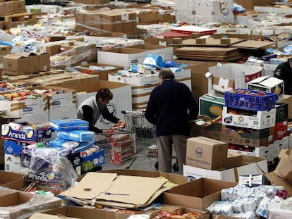 Voluntarios del Banco de Alimentos de Gipuzkoa clasifican productos en una de las naves que ocupan en la localidad guipuzcoana de Oiartzun, en 2014.