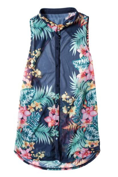 Este blusón de color negro transparente con estampado de flores es perfecto para las cálidas noches del verano. Es de PULL&BEAR. (9,99 euros)

	Por María Romero.