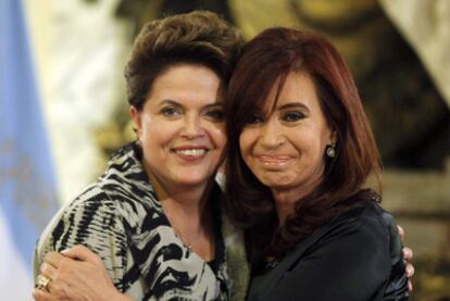 Dilma Rousseff (izquierda), presidenta de Brasil, abraza a su homóloga argentina, Cristina Fernández de Kirchner.