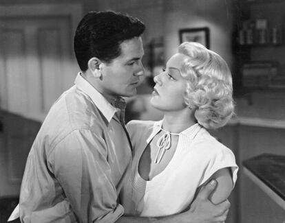 - "Robarle la esposa a un hombre, eso no es nada, pero robarle su coche eso es hurto". // Gracias al cine negro y los escritores que hicieron sus armas literarias en el género conservamos algunos de los mejores diálogos. John Garfield y Lana Turner componían pareja de amantes y destino fatal en un luminoso blanco y negro.