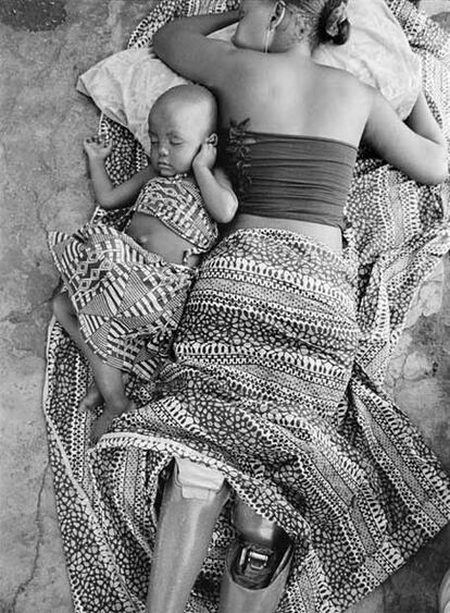 La mozambiqueña Sofia Elface Fumo con su hija Alia