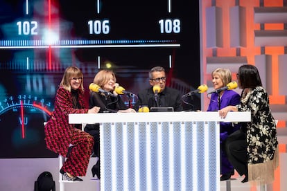 Andreu Buenafuente con las periodistas, desde la izquierda, Gemma Nierga, Pepa Fernández, Julia Otero y Àngels Barceló.